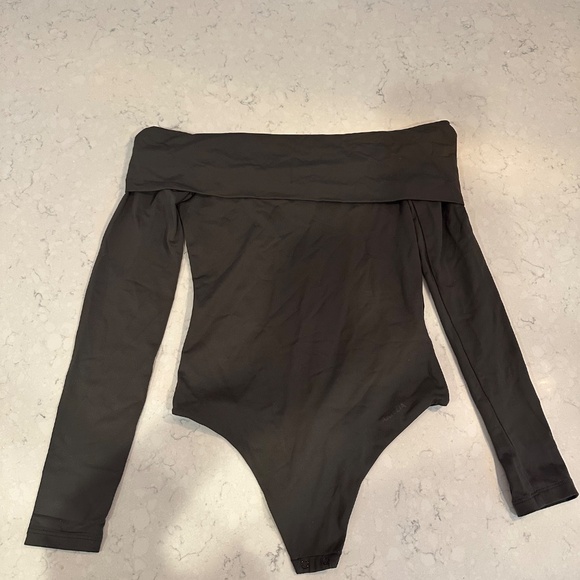 Aritzia Contour Deco Off the Shoulder Bodysuit - Picture 5 of 7